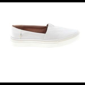 Toms white 8.5 slip on perfect condition!!